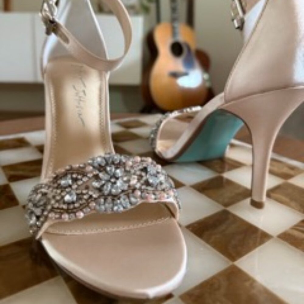NEW Betsey Johnson SBJUNO Champagne Heels – Size 7